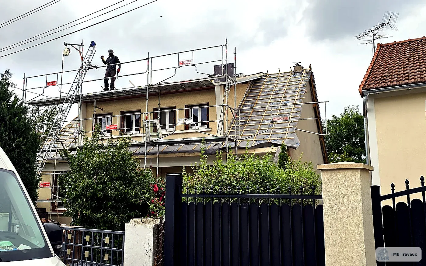 Travaux d’extension avec reprise de toiture et charpente.