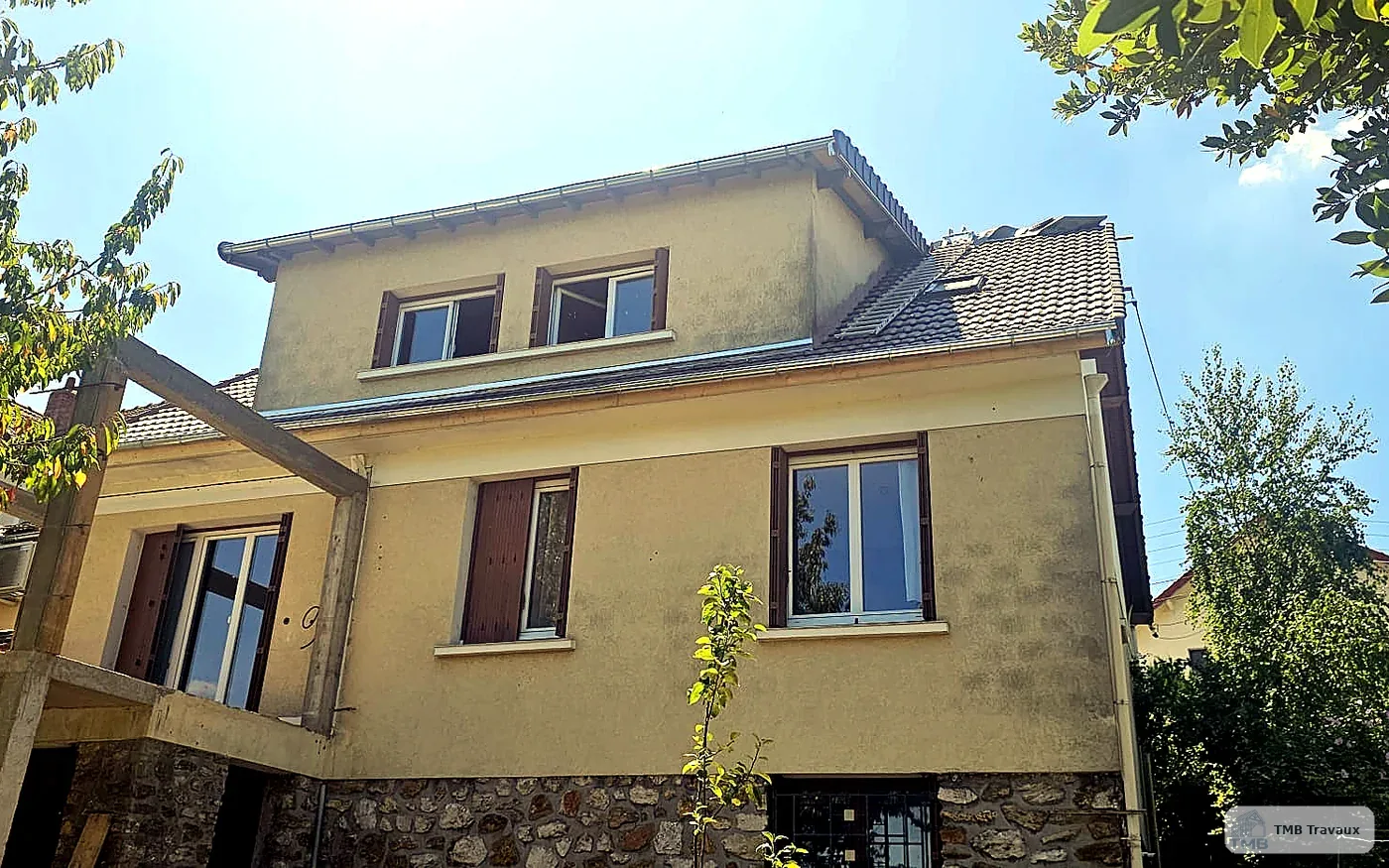 Vue extérieure d’une maison rénovée et agrandie.