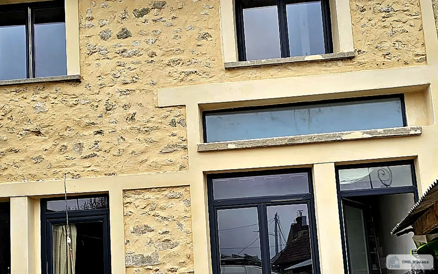 Fenêtre de toit installée dans une rénovation intérieure.