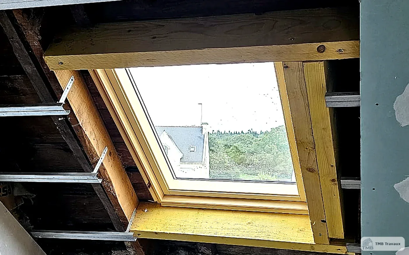 Façade rénovée avec menuiseries.