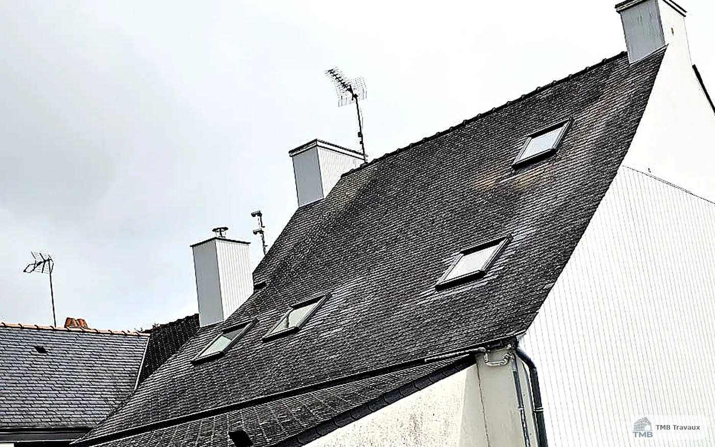 Extension contemporaine avec grandes ouvertures vitrées.