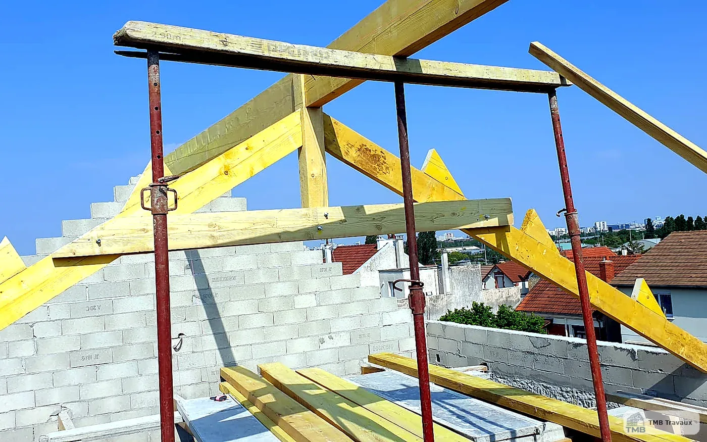 Pose de couverture en tuiles sur toiture rénovée.