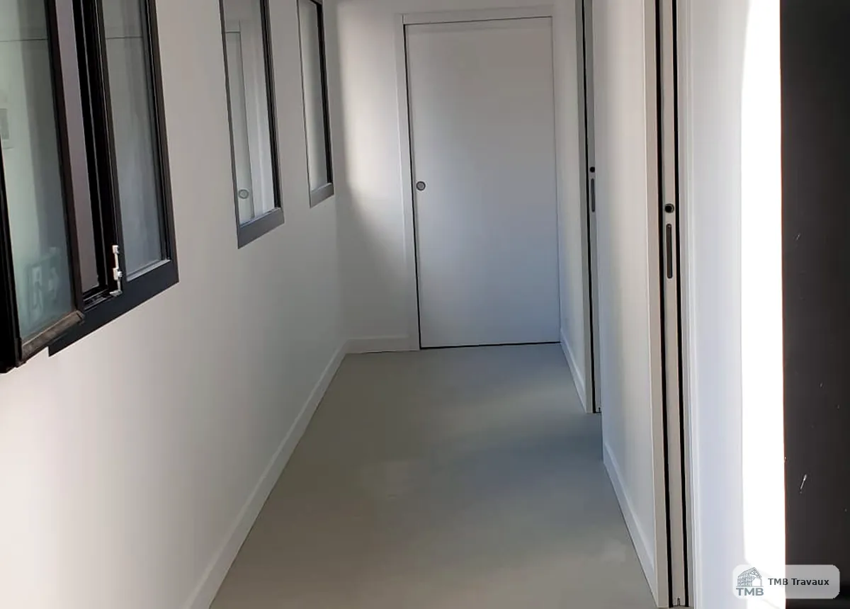 Espace intérieur rénové et livré.