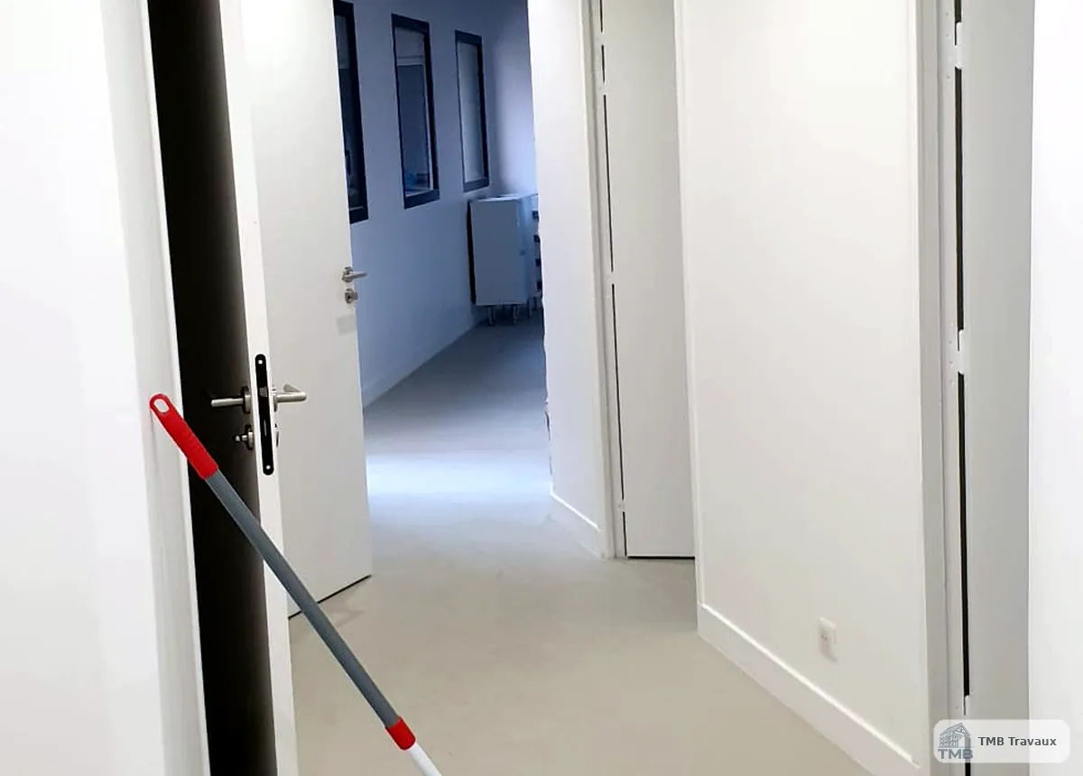 Finitions soignées sur chantier intérieur.