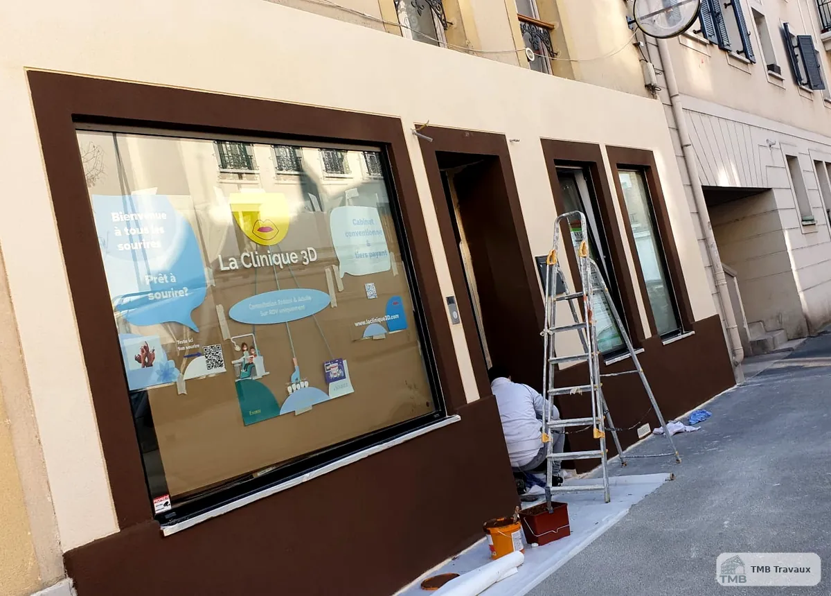 Façade rénovée avec ravalement bicolore.