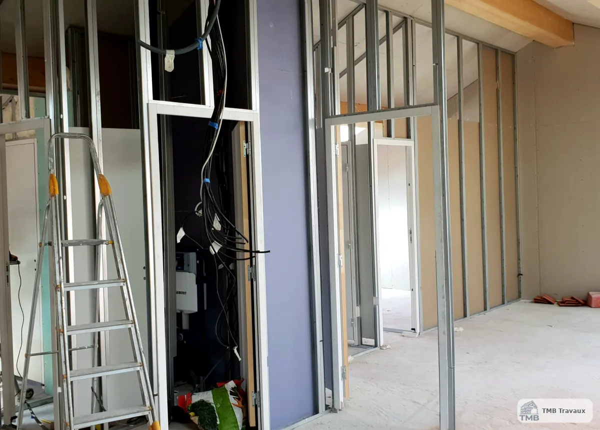 Aménagement intérieur en cours.