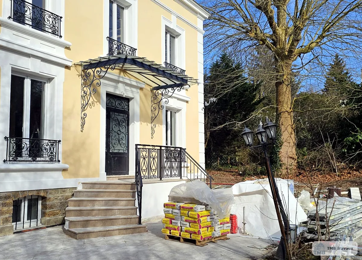 Détail des finitions de façade et des encadrements.