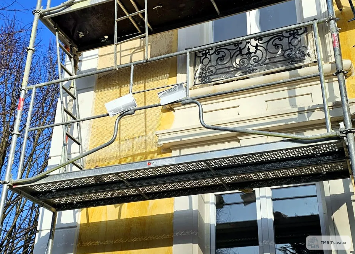 Façade en pierre suivie par les équipes TMB.